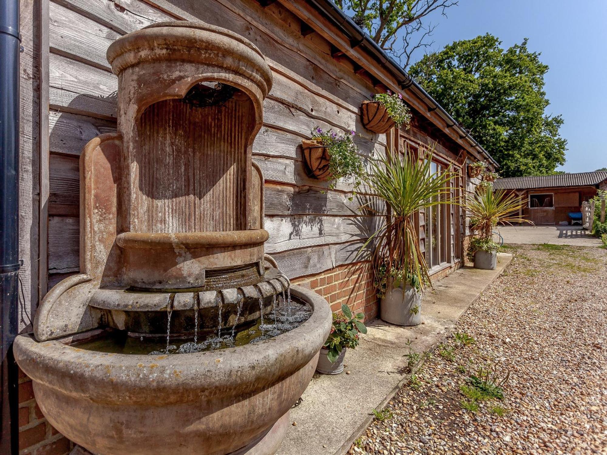The Barn Villa Coldwaltham Bagian luar foto