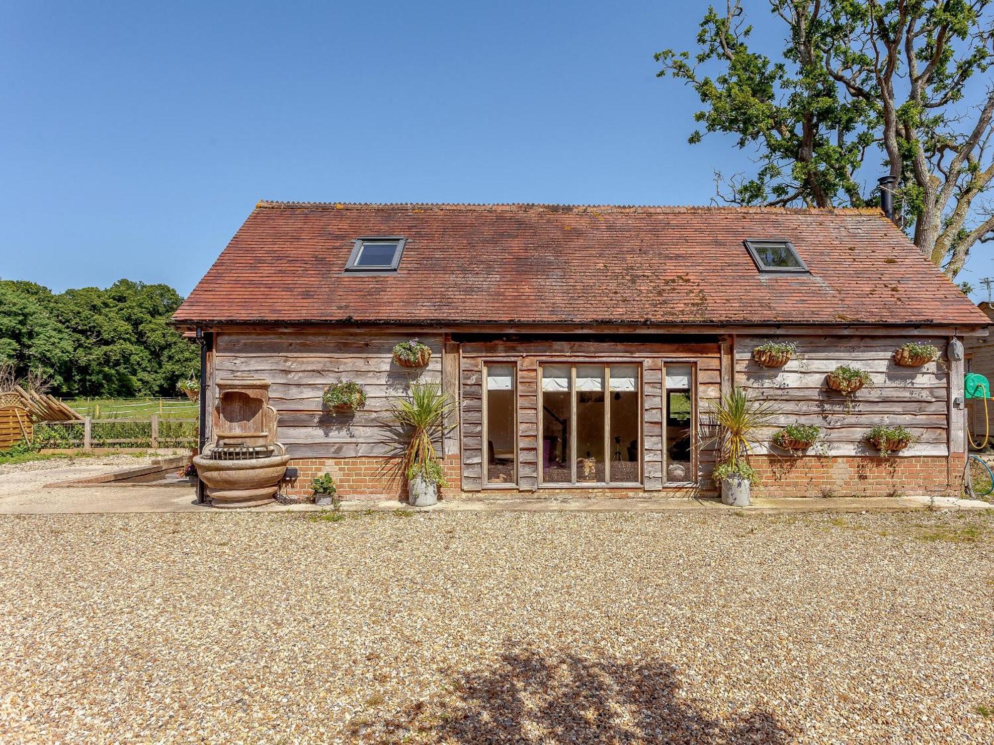 The Barn Villa Coldwaltham Bagian luar foto